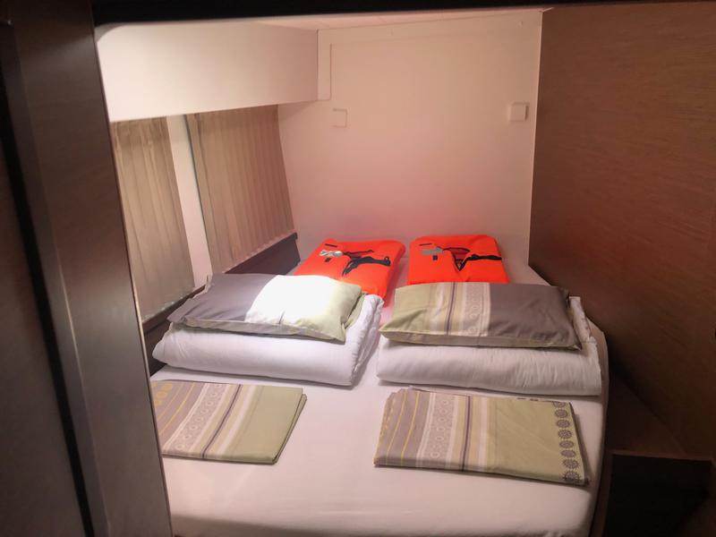 Book yachts online - catamaran - Lagoon 42 - Aura - rent
