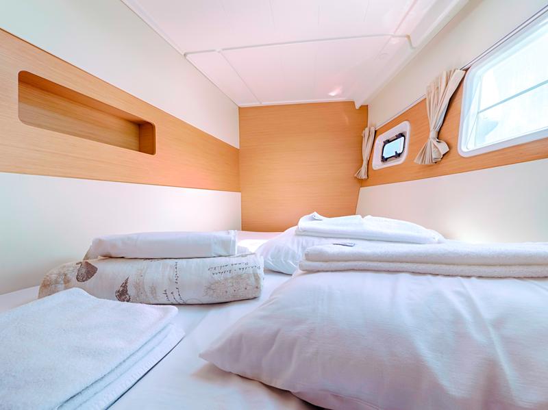 Book yachts online - catamaran - Lagoon 400 - SIMBA - rent