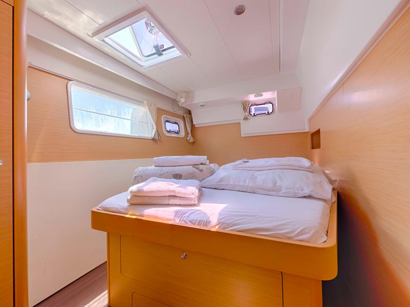 Book yachts online - catamaran - Lagoon 400 - COCO LOCO - rent