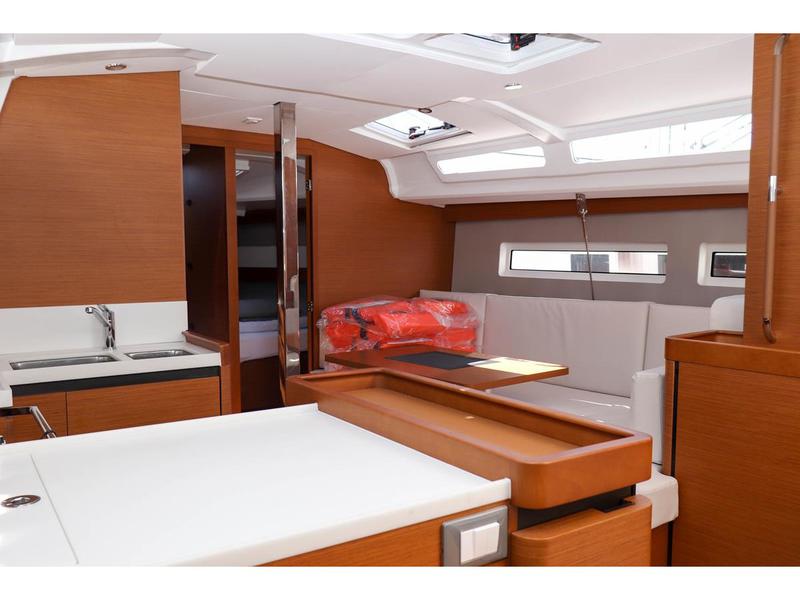 Book yachts online - sailboat - Sun Odyssey 440 - 3 cabin, 2 heads - Ella Victoria - rent