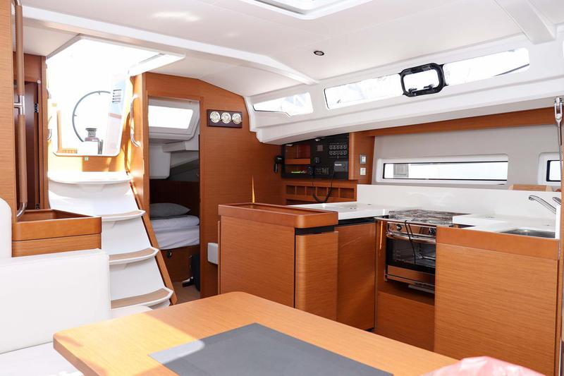 Book yachts online - sailboat - Sun Odyssey 440 - 3 cabin, 2 heads - Ella Victoria - rent