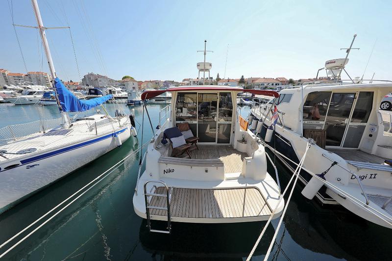 Book yachts online - motorboat - Vektor 950 - NIKO - rent