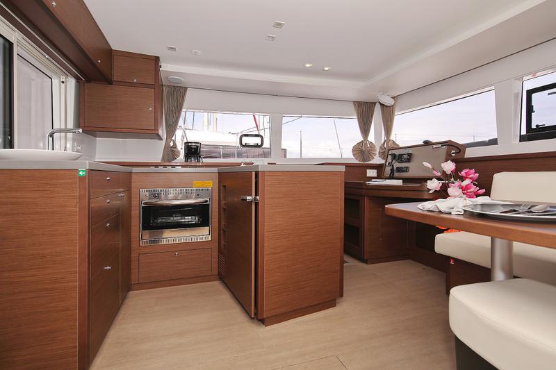 Book yachts online - catamaran - Lagoon 450 S - ADRIATIC QUEEN - rent