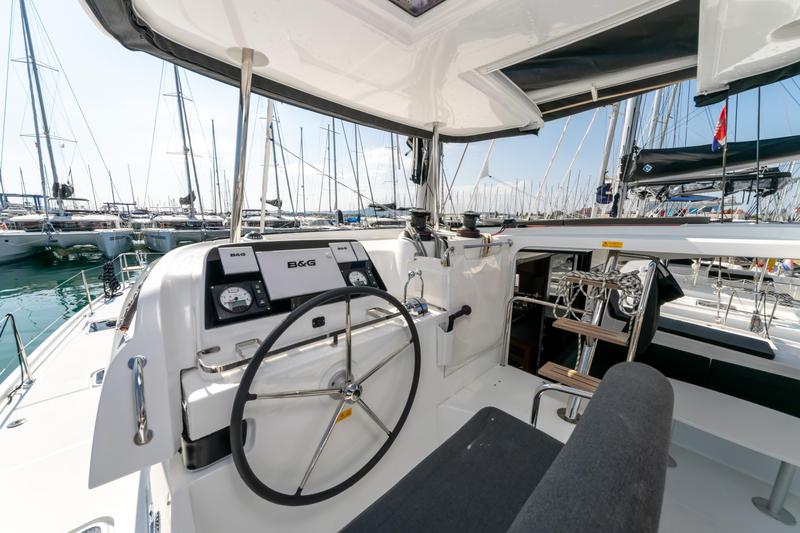 Book yachts online - catamaran - Lagoon 42 - SAPPHIRE - rent