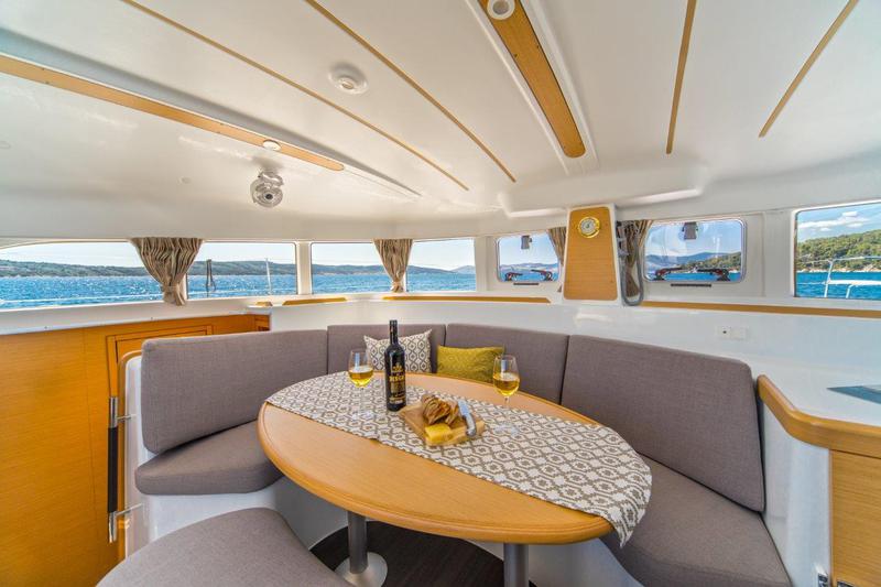 Book yachts online - catamaran - Lagoon 380 (2017) - QUEEN MIA - rent