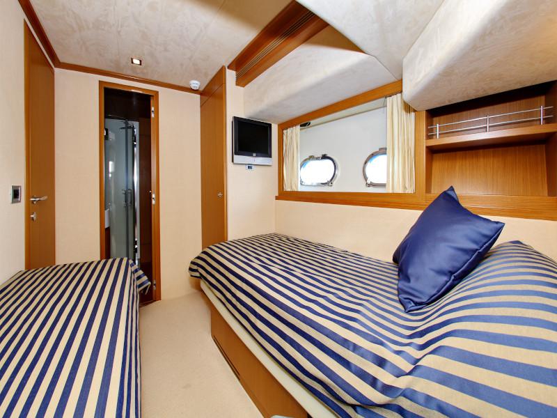 Book yachts online - motorboat - Ferretti 780 - TESORO - rent