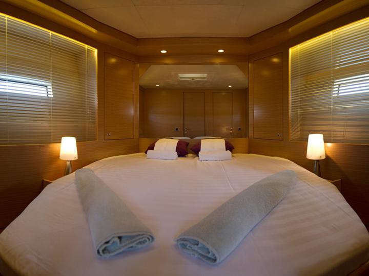 Book yachts online - motorboat - Cyrus 13.8 Flybridge - Punta I - rent