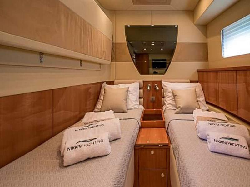 Book yachts online - motorboat - Sealine T60 - Nikkim - rent