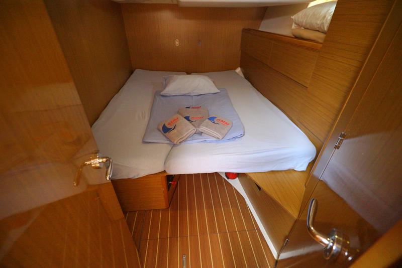 Book yachts online - sailboat - Jeanneau 53 - Sugar Baby - rent