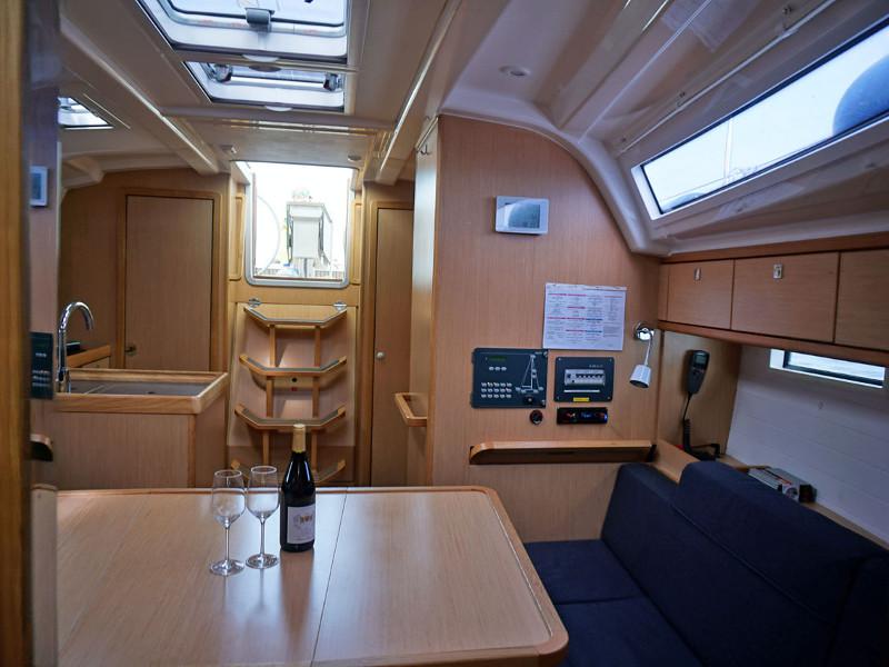 Book yachts online - sailboat - Bavaria Cruiser 37 - Faischee - rent