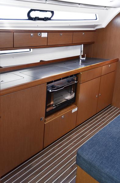 Book yachts online - sailboat - Bavaria Cruiser 41 - Anemos - rent