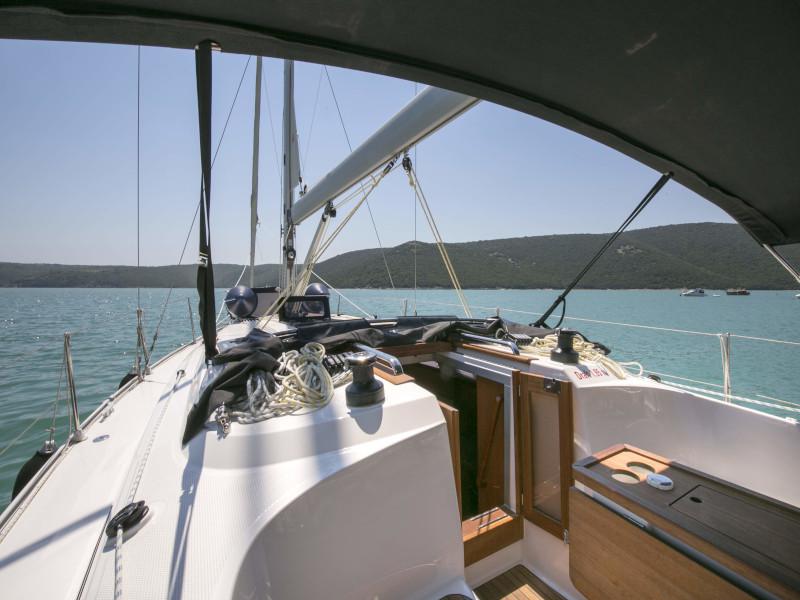 Book yachts online - sailboat - Bavaria 37 Cruiser - Alani - rent