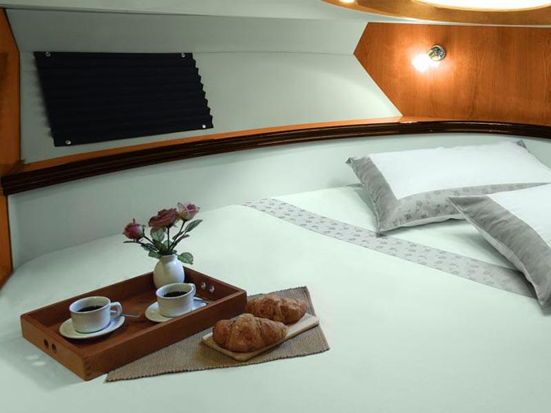 Book yachts online - motorboat - Elan Power 35 - Marta III - rent