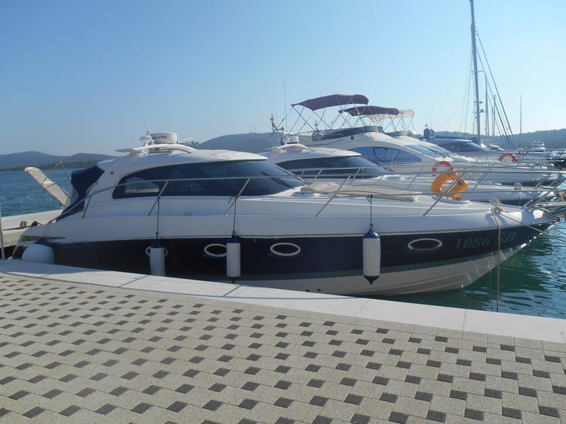 Book yachts online - motorboat - Elan Power 35 - Marta III - rent