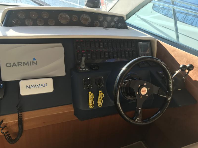 Book yachts online - motorboat - Galeon 390 Fly - Marta I - rent