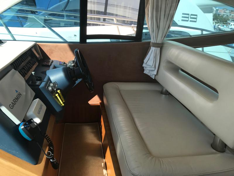 Book yachts online - motorboat - Galeon 390 Fly - Marta I - rent