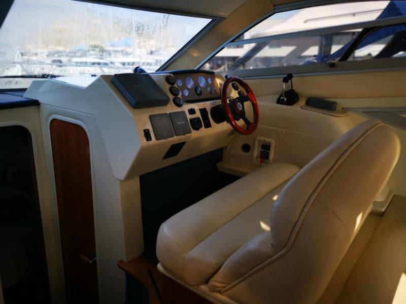 Book yachts online - motorboat - Sealine F34 - Little One - rent