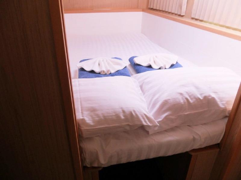 Book yachts online - catamaran - Lagoon 400 S2 - Helios - rent