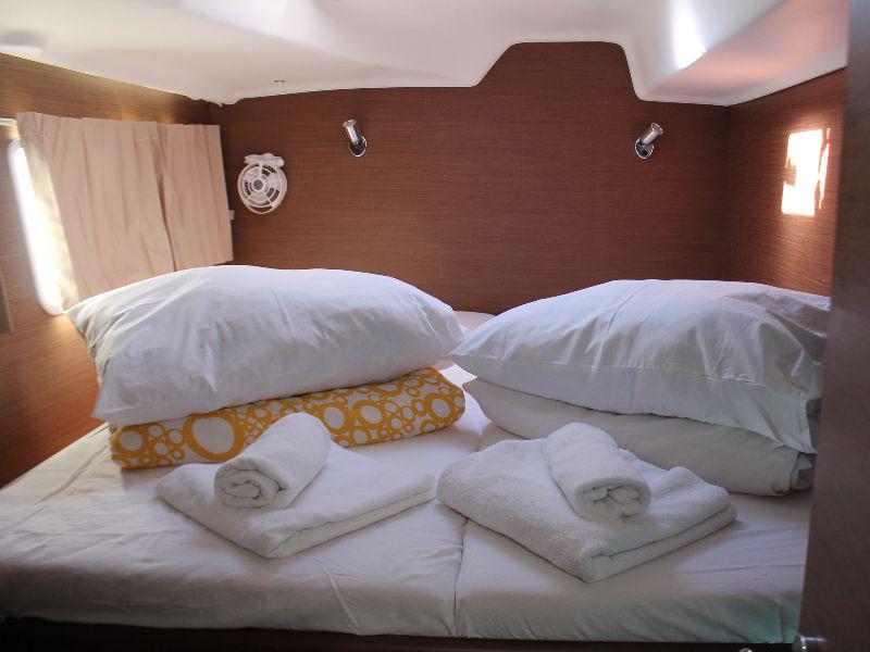 Book yachts online - catamaran - Lagoon 380 - mr. t - rent