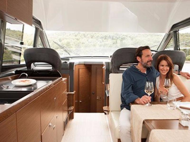 Book yachts online - motorboat - Bavaria R40 Fly - Azaadi - rent