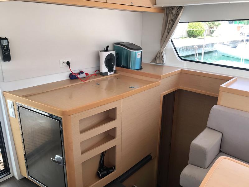 Book yachts online - catamaran - Lagoon 42 owner version - BESO DEL VIENTO - rent