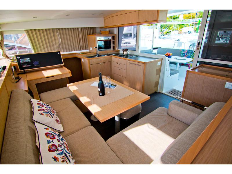 Book yachts online - catamaran - Lagoon 400 S2 (2013) - BABULICA - rent