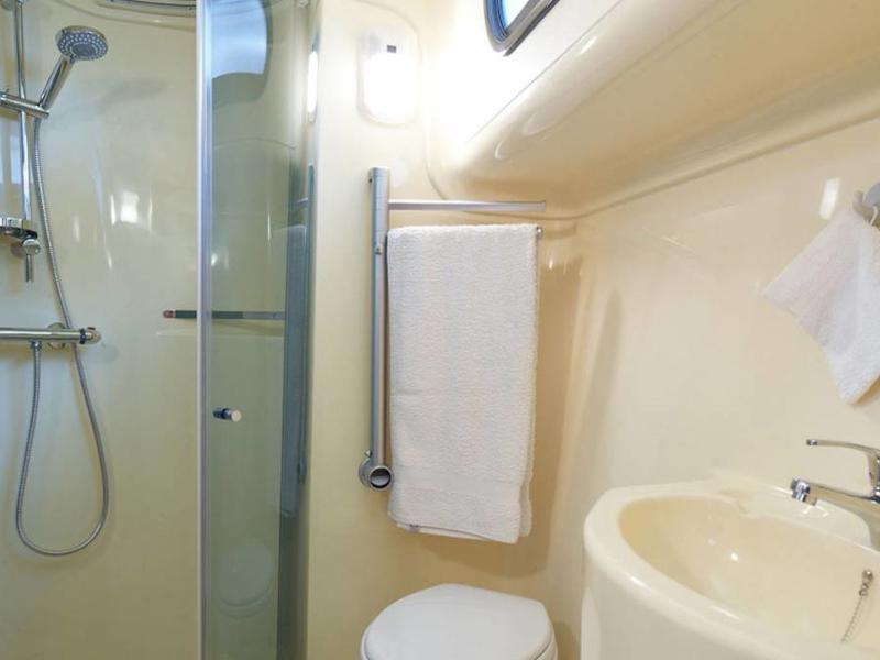 Book yachts online - motorboat - Estivale Quattro S - SALLELES D' AUDE FR - rent