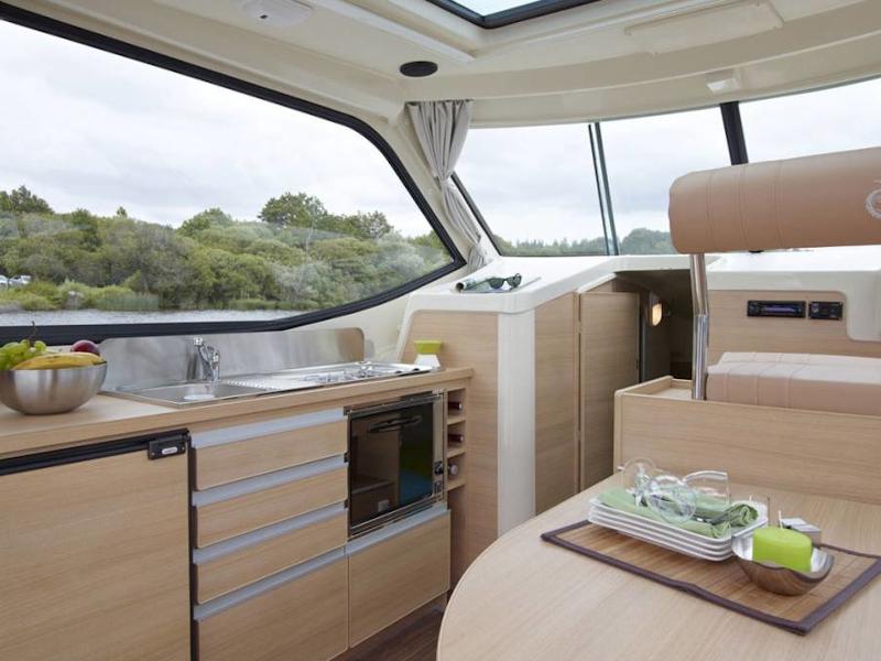 Book yachts online - motorboat - Sedan Primo - CHAUMONT FR - rent
