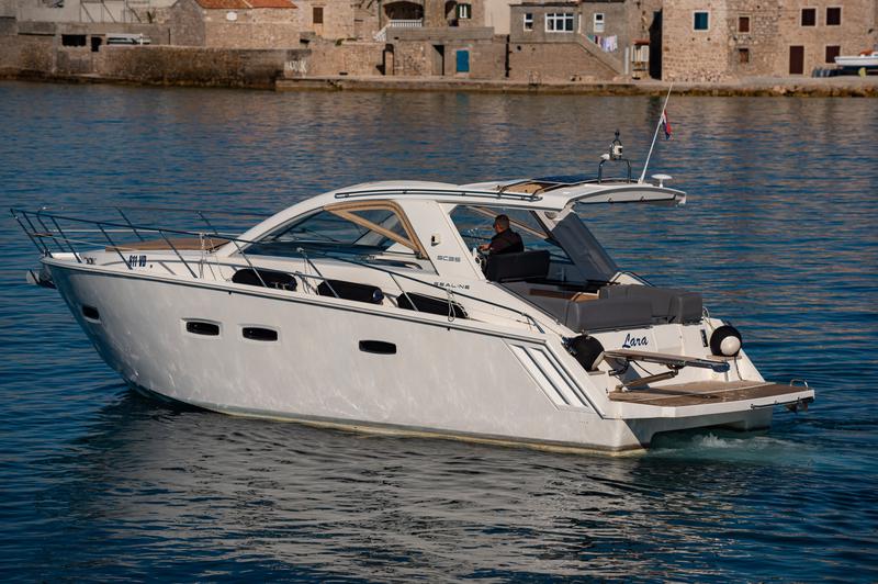 Book yachts online - motorboat - Sealine SC35 - Lara - rent