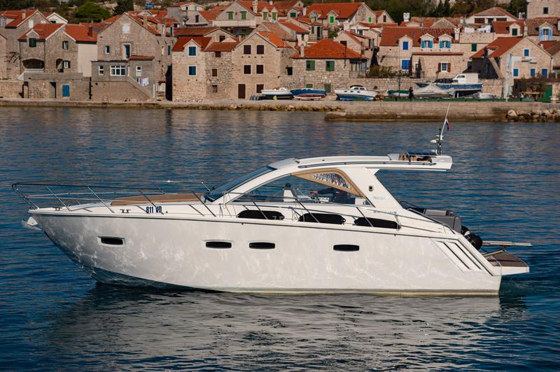Book yachts online - motorboat - Sealine SC35 - Lara - rent