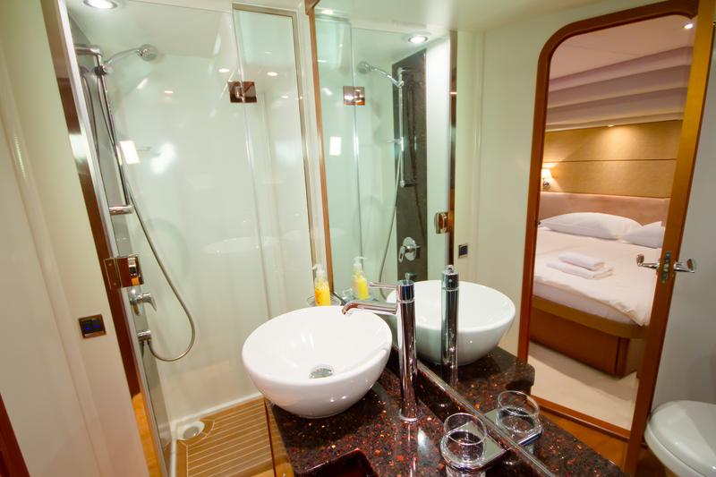 Book yachts online - motorboat - Princess 62 - Pamango - rent