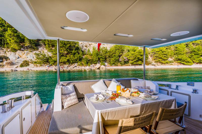 Book yachts online - motorboat - Azimut 66 - Karat II - rent