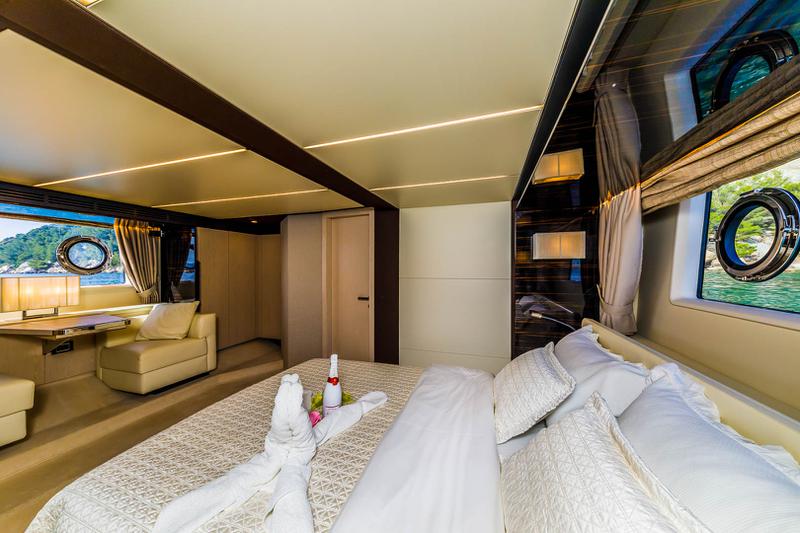 Book yachts online - motorboat - Azimut 66 - Karat II - rent