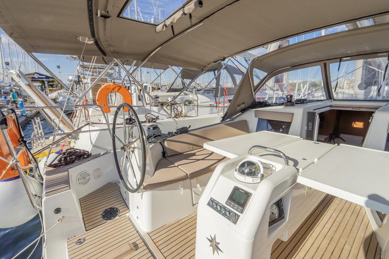 Book yachts online - sailboat - Sun Odyssey 410 - SALTY - rent