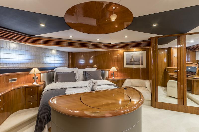 Book yachts online - motorboat - Sunseeker 84 - Skywater - rent