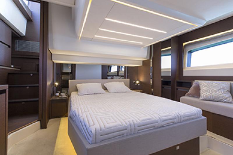 Book yachts online - motorboat - Prestige 520 Flybridge - ZAFE - rent