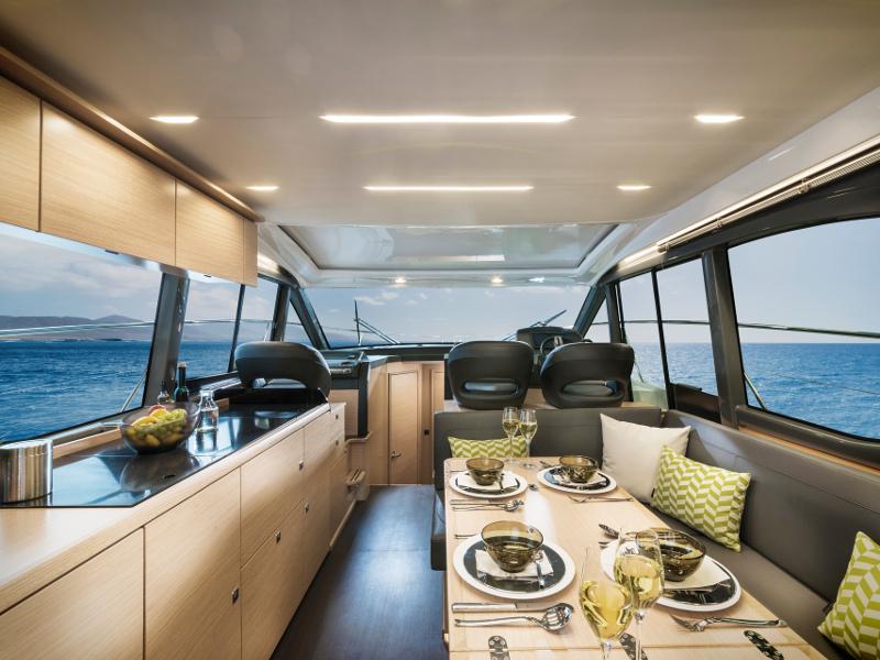 Book yachts online - motorboat - Bavaria R40 - Irina - rent