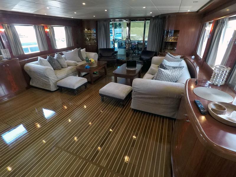 Book yachts online - motorboat - Johnson 87 - Johnson Baby - rent