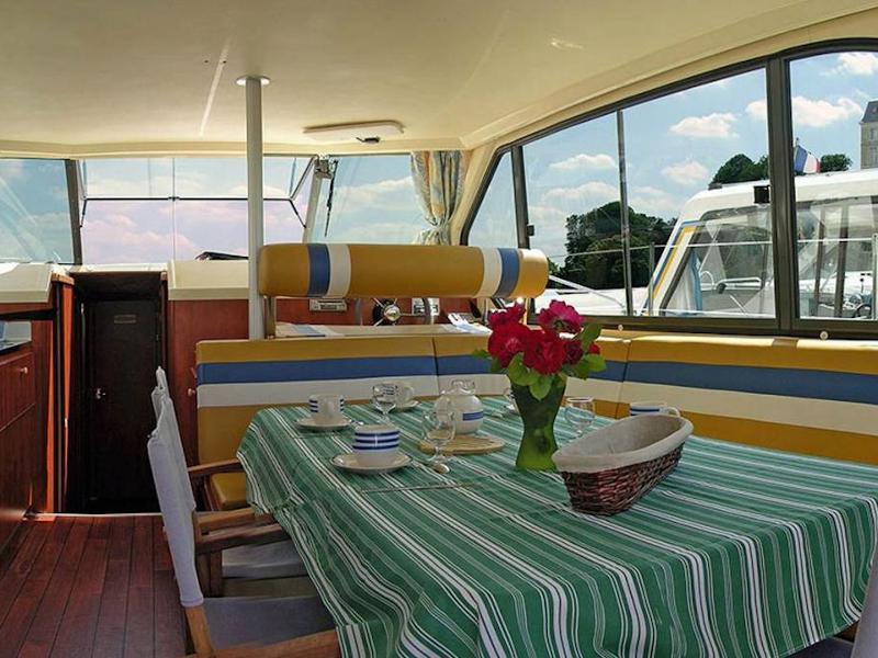 Book yachts online - motorboat - Sedan 1160 - CHEVROCHE FR - rent