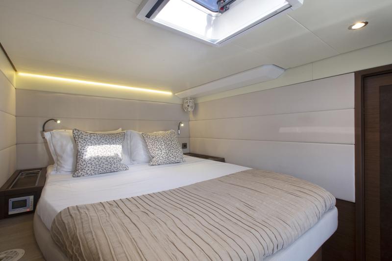 Book yachts online - catamaran - Lagoon 620 - PHANTOM - rent