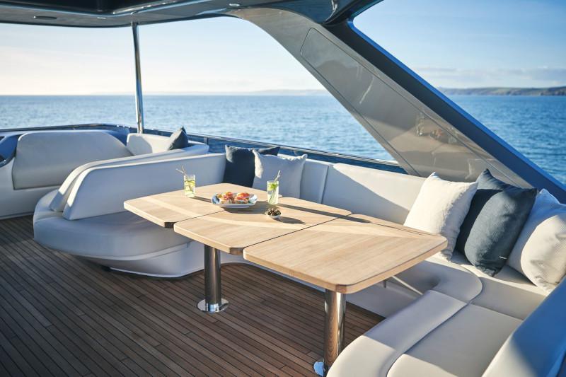 Book yachts online - motorboat - Princess Y72 - no name - rent