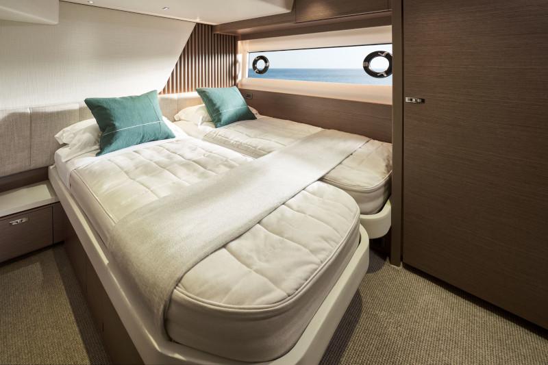 Book yachts online - motorboat - Princess Y72 - no name - rent