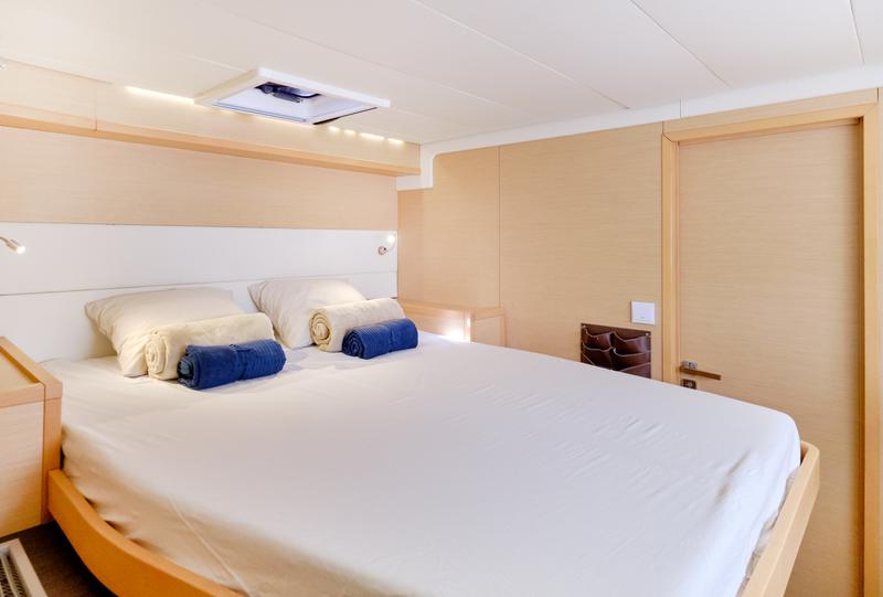 Book yachts online - catamaran - Lagoon 52F - Neptuno Martinique - rent