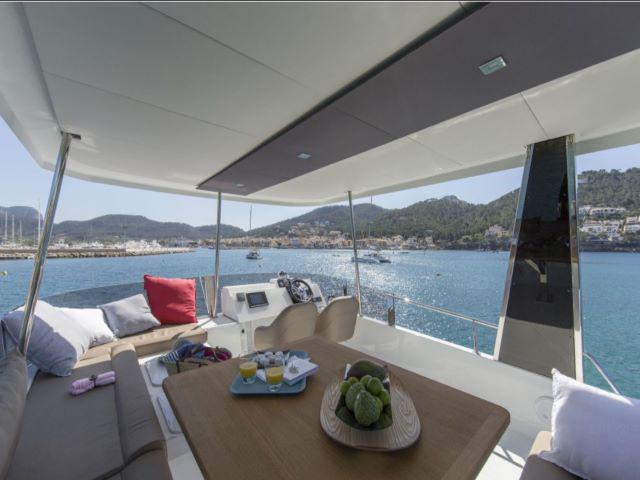 Book yachts online - powercatamaran - MY 37 - Sweet Caroline - rent