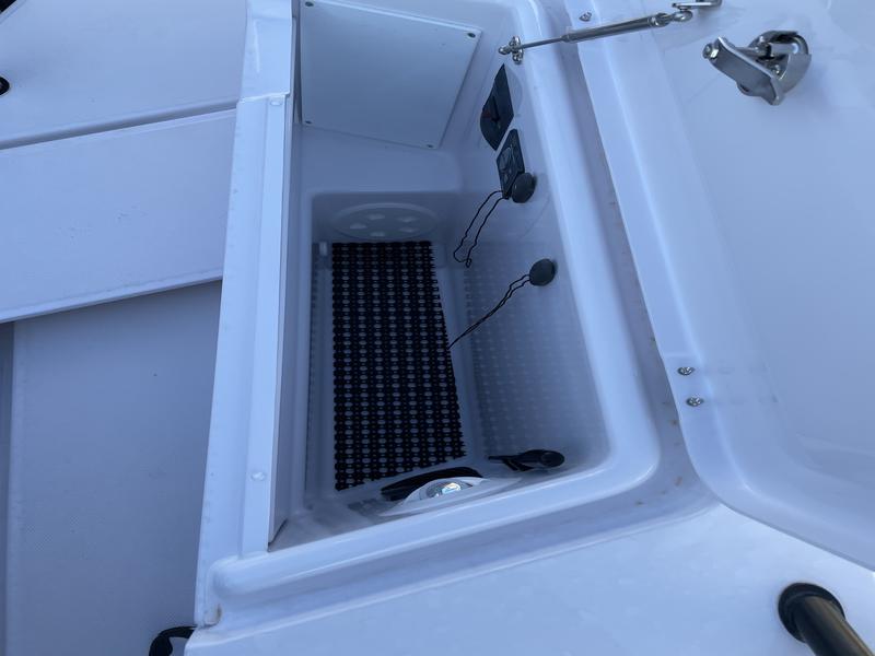Book yachts online - motorboat - Axopar 37 XC Cross Cabin - KOSI - rent