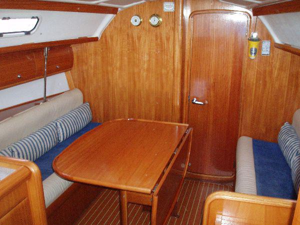 Book yachts online - sailboat - Bavaria 32 Cruiser - S/Y Athina - rent