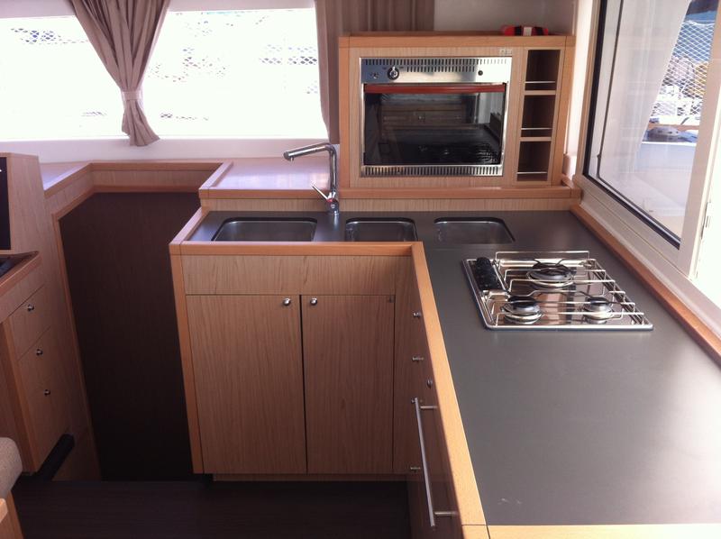 Book yachts online - catamaran - Lagoon 400 S2 - Evelina - rent