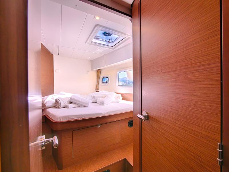 Book yachts online - catamaran - Lagoon 42 - SEA VOYAGER  - rent