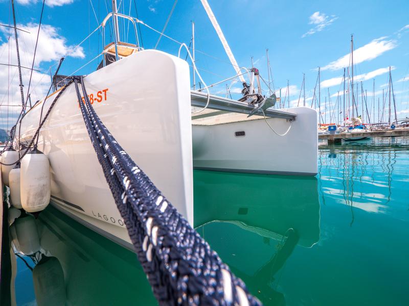 Book yachts online - catamaran - Lagoon 40 - BLUE EYES  - rent