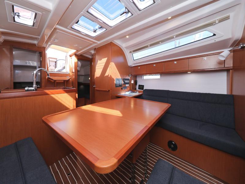 Book yachts online - sailboat - Bavaria Cruiser 37 - Lupe - rent